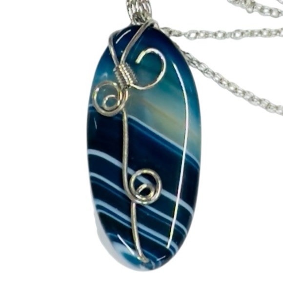 UNBRANDED WIRE WRAPPED Blue Striped NATURAL AGATE Pendant Necklace - Picture 3 of 10